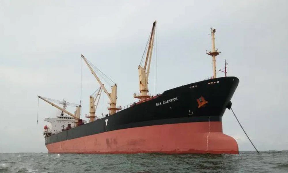 To υπό ελληνική σημαία Sea Champion που δέχθηκε επίθεση από τους Χούθι, ξεφόρτωσε ανθρωπιστική βοήθεια στo Άντεν της Υεμένης
